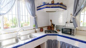 Réfrigérateur, micro-ondes, plaque de cuisson, lave-vaisselle