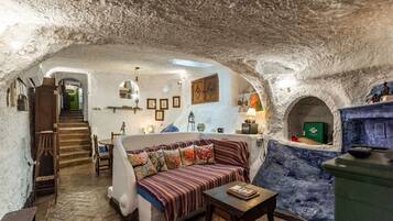 Televisie, een open haard en een stereo