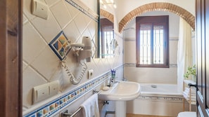 Badewanne, Haartrockner, Handtücher