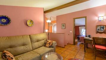 Een televisie, een open haard en een dvd-speler