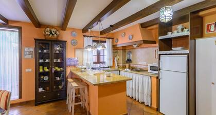 Rehevä maalaismainen talo Rondan historiallisessa keskustassa