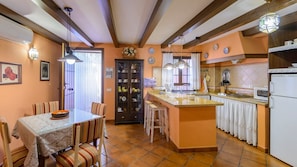 Réfrigérateur, micro-ondes, plaque de cuisson, lave-vaisselle