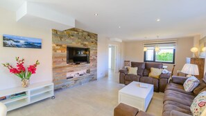 TV - Villa Mónaco Conil de la Frontera by Ruralidays (Cádiz)