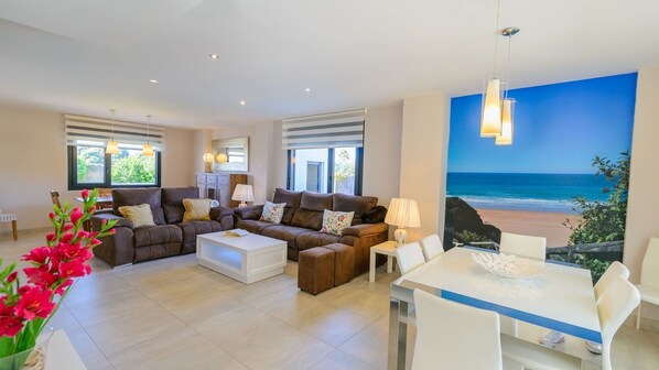 TV - Villa Mónaco Conil de la Frontera by Ruralidays (Cádiz)