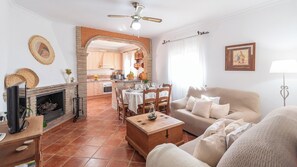 TV, fireplace - Villa José y Ana Antequera - La Joya by Ruralidays (Málaga)