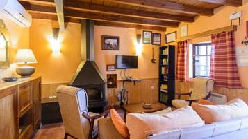 Een televisie, een open haard en een dvd-speler