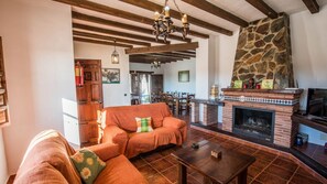 TV, fireplace, DVD player - Rosario Almáchar by Ruralidays (Málaga)