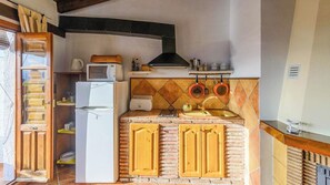 Frigorífico, microondas, placa de cocina y cafetera o tetera