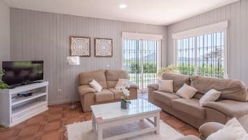 Televisión y chimenea