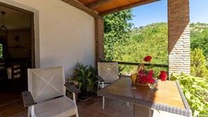 Outdoor dining - Casa Puente Palo Igualeja by Ruralidays (Málaga)