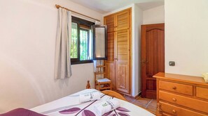 2 habitaciones, tabla de planchar con plancha y cuna de viaje 