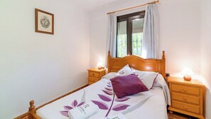 2 slaapkamers, een strijkplank/strijkijzer, reisbedje