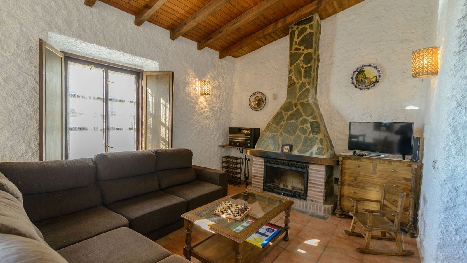 Een televisie, een open haard, een dvd-speler en een tafeltennistafel