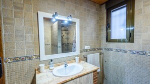 Bathroom - Villa Fraskito Iznájar by Ruralidays (Córdoba)
