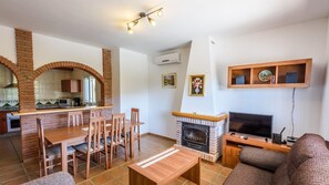 TV, fireplace - El Moral de Arenas by Ruralidays (Málaga)