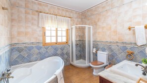 Combined shower/tub - Cortijo La Encina Sayalonga by Ruralidays (Málaga)