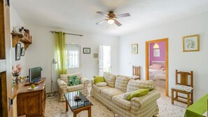 Una televisión, una chimenea