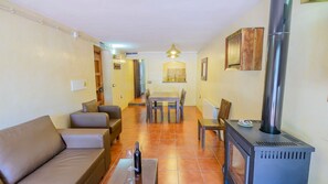 TV, fireplace - Los Albardinales - Casa Arbequina Tabernas by Ruralidays (Almería)