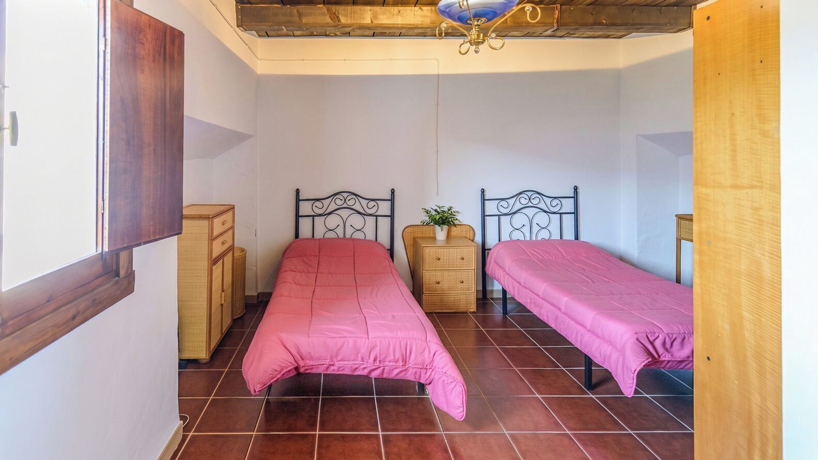 4 Schlafzimmer, Bügeleisen/Bügelbrett, Reisekinderbett, WLAN