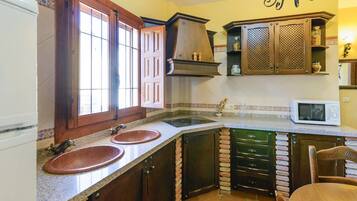 Een koelkast, een magnetron, een oven, een kookplaat