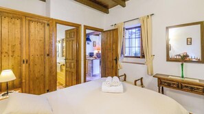 1 slaapkamer, een strijkplank/strijkijzer, reisbedje, wifi