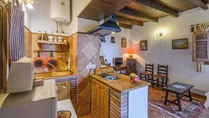 Refrigerador, microondas, parrilla de estufa y cafetera y tetera 