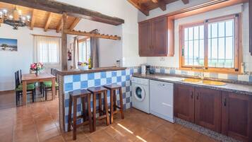 Frigorífico, microondas, horno y placa de cocina