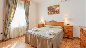 9 makuuhuonetta, silitysrauta/-lauta, vauvan matkasänky