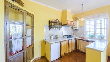 Refrigerador, microondas, parrilla de estufa y cafetera y tetera