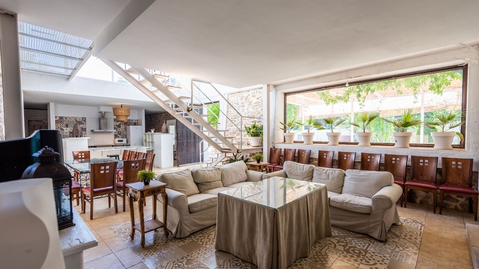 Televisión, chimenea, mesa de ping pong