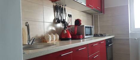 Microwave, dishwasher, coffee/tea maker, cookware/dishes/utensils