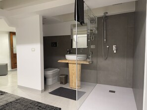 Doccia, asciugacapelli, bidet, asciugamani
