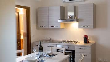 Kühlschrank, Ofen, Herdplatte, Wasserkocher mit Kaffee-/Teezubehör