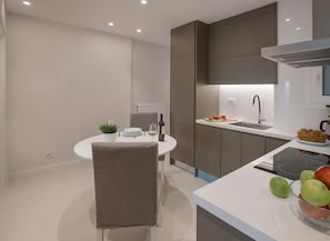 Appartement, 1 chambre, vue sur la ville | Cuisine privée | Réfrigérateur, un four, surface de cuisson, cafetière-théière
