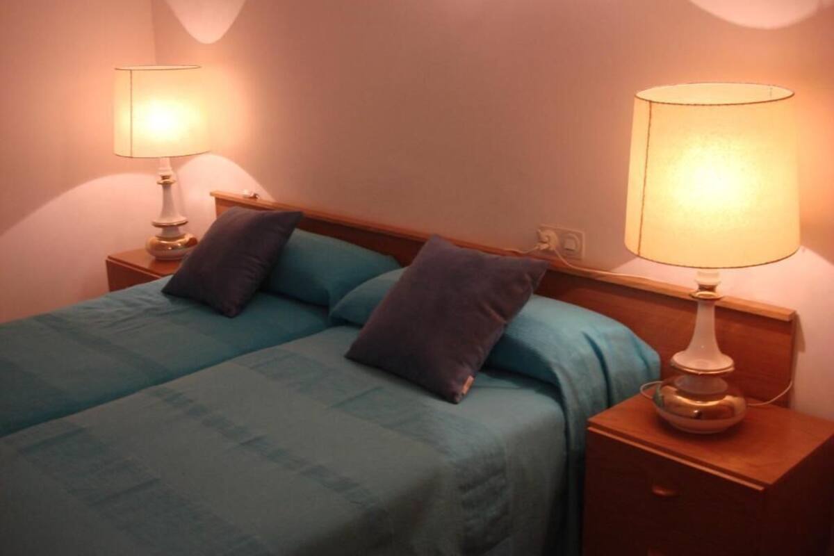 Individuell eingerichtet, Schreibtisch, Verdunkelungsvorhänge