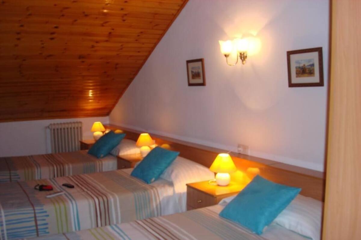 Individuell eingerichtet, Schreibtisch, Verdunkelungsvorhänge