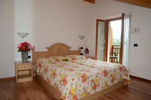 Individually decorated, individually furnished, desk, free WiFi - Agriturismo Girardelli (Riva del Garda)