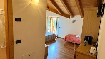 Tripla familiare | Una scrivania, Wi-Fi gratuito, con stile personalizzato