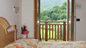 Trang trí khác biệt, trang bị nội thất với thiết kế riêng biệt, bàn