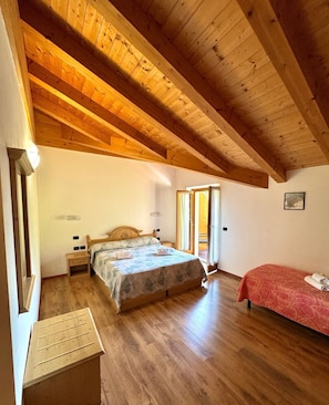 Chambre triple familiale | Décor unique, ameublement unique, bureau, accès au Wi-Fi (inclus)