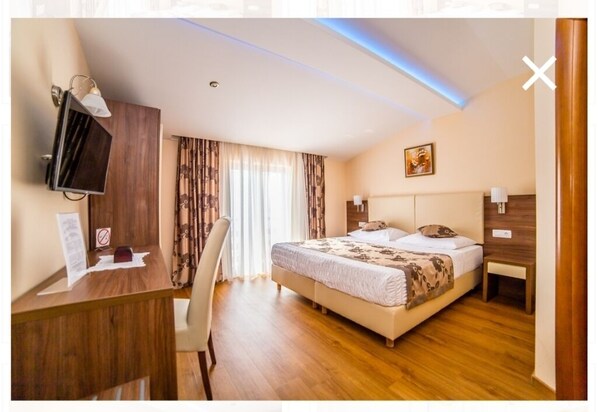 Double Room, Sea View (3) | Rollaway beds, free WiFi, bed sheets