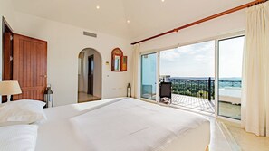 4 habitaciones, tabla de planchar con plancha, cuna de viaje y wifi 