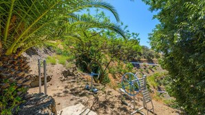 A hiking trail with a metal handrail and a ladder, surrounded by greenery and a clear sky. - Finca Colica Cómpeta by Ruralidays (Málaga)