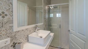Combined shower/tub, hair dryer - Finca Colica Cómpeta by Ruralidays (Málaga)