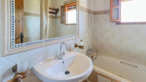 Baignoire, sèche-cheveux