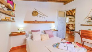 2 habitaciones, tabla de planchar con plancha, cuna de viaje y wifi 