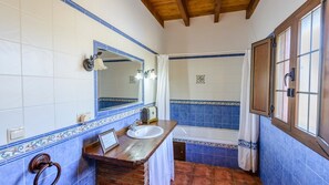 Badewanne, Haartrockner, Handtücher