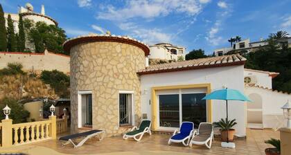 Upea loma-asunto, jossa oma uima-allas ja panoraamanäköala, WIFI, ilmastointi