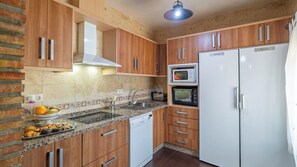 Fridge, microwave, oven, stovetop - Herrero El Borge by Ruralidays (Málaga)