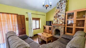 Een televisie en een open haard